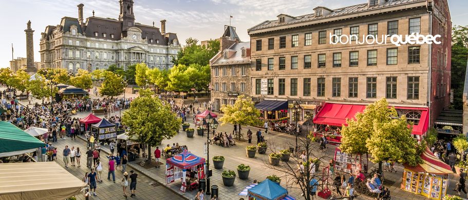Blick auf die Straßenzüge der Altstadt von Montreal mit kleinen Ständen 