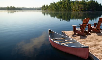 Zwei Stühle auf einem Steg an einem See in Kanada
