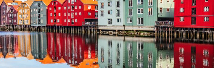 Blick auf die bunten Häuser von Trondheim