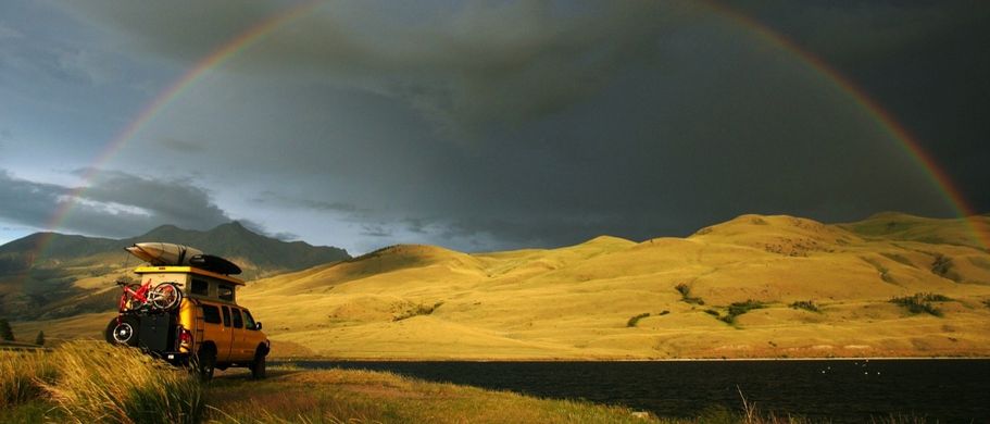 Camper vor Regenbogen