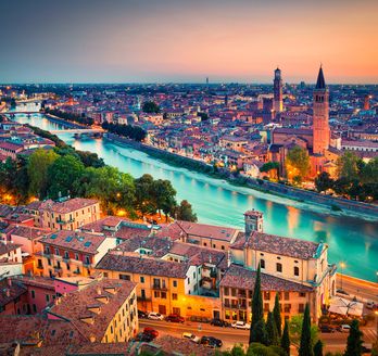 Eine Luftaufnahme Veronas bei Dämmerung.
