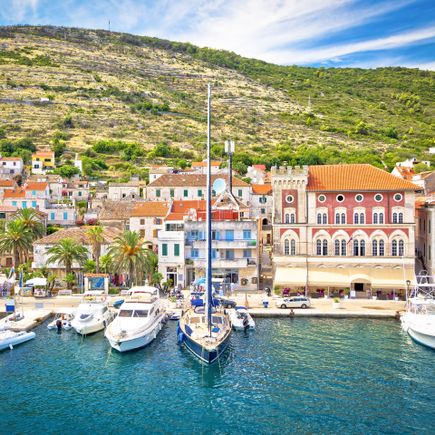 Familienurlaub Hund Kroatien Hafen mit Segelbooten