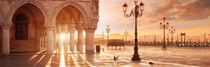 Der Markusplatz in Venedig bei Sonnenuntergang, mit der Campanile.