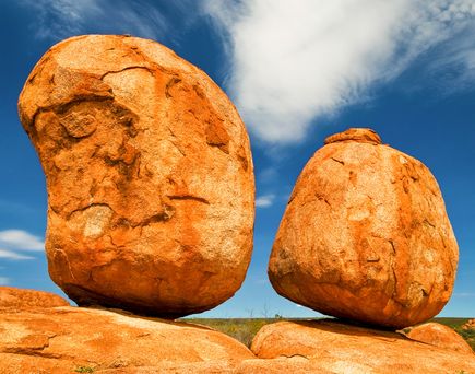 Zwei von mehreren Tausend Devils Marbles südlich von Tennant Creek