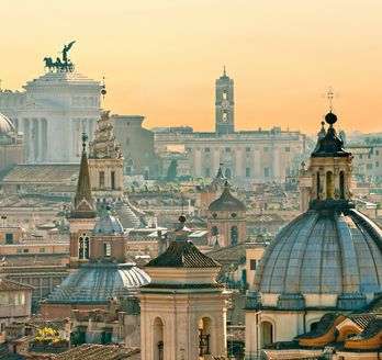 Eine Stadtansicht von Rom mit dem Petersdom und anderen Gebäuden.