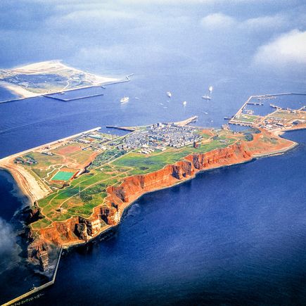 Urlaub an der Nordsee Helgoland von oben aus der Luft