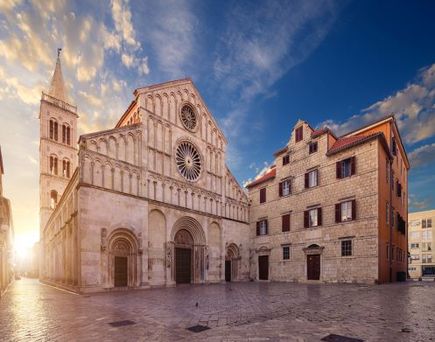 Eine Kathedrale mit einer imposanten Fassade.