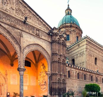 Ein historisches Gebäude mit einem Torbogen und einer Kathedrale.