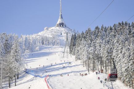 Futuristische Bergstation des Lifts in Jested