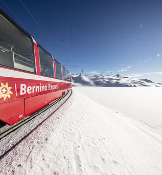 der Rote Bernina Express Zug im Schnee