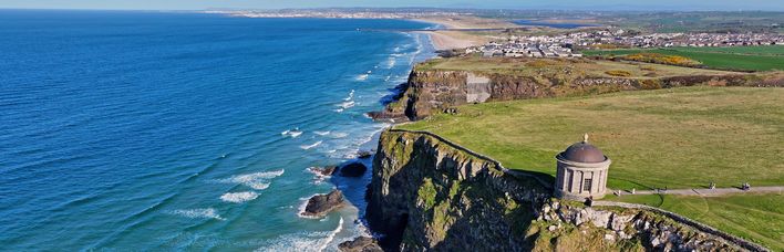 Klippen und alte Ruine am Meer in Irland