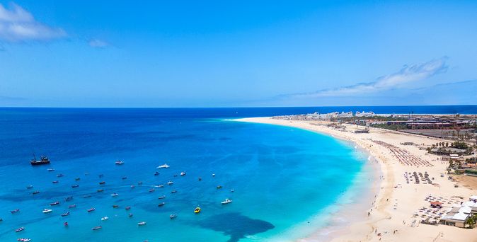 Bucht auf den Kapverden, türkises Wasser und feiner Sandstrand