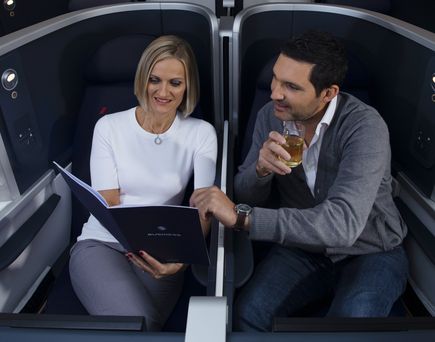 Paar sitzt im A350-34J auf Business Class Plätzen 
