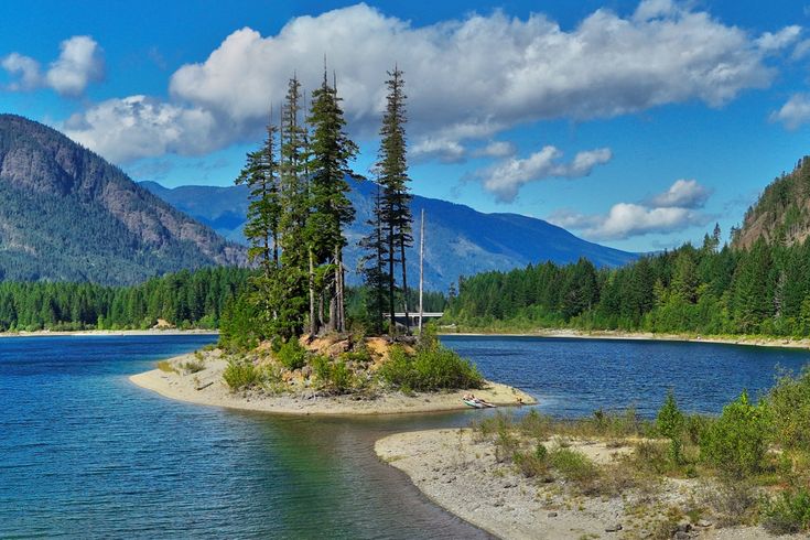 See mit Bergen und Wald in Kanada 