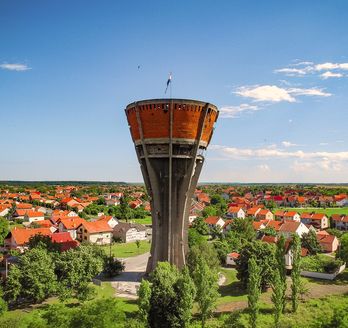 Ein Wasserturm in einer Stadt.