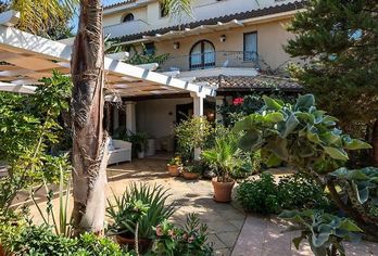 Hotel, Raffael