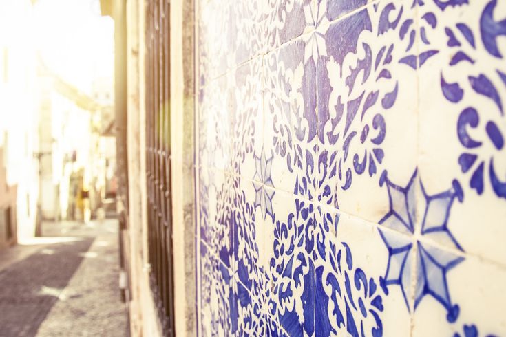 Ein Wandbild oder Fliesenkunst mit einem Vogelmotiv.