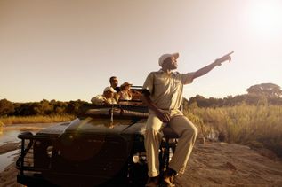 RAnger im Jeep auf einer Safari