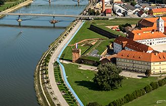 Eine Luftaufnahme einer Küstenstadt mit einer Insel und dem Meer.