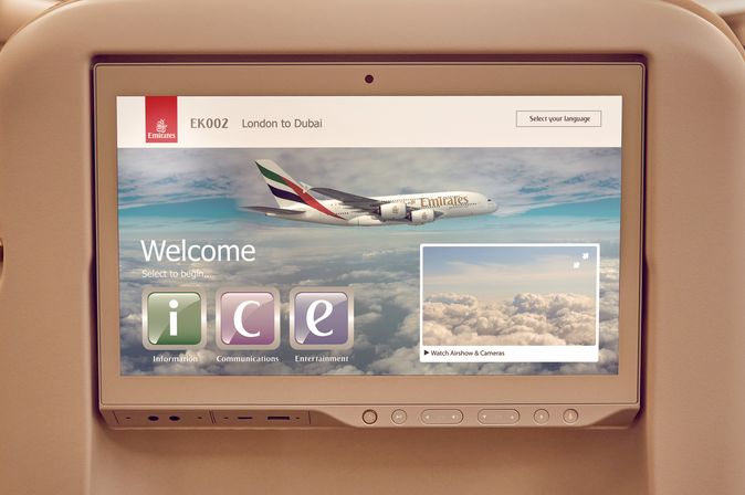 Bildschirm an einem Flugzeugsitz zeigt das ICE-Entertainment-System von Emirates auf dem Flug von London nach Dubai.
