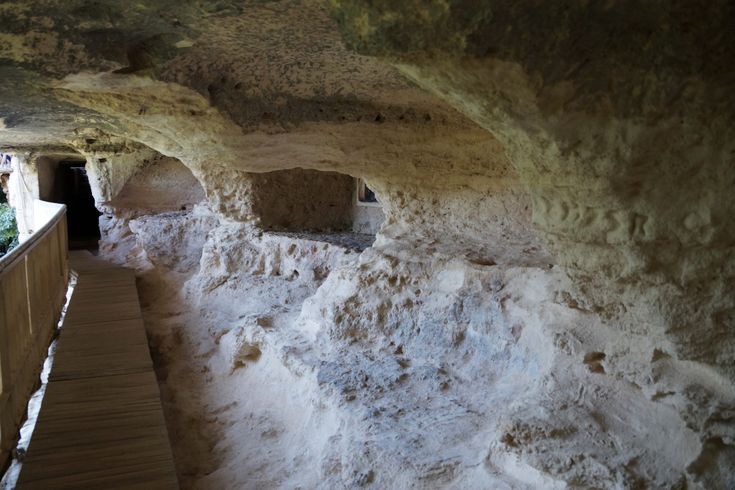 Blick auf die Felsenhöhle von Aladja.