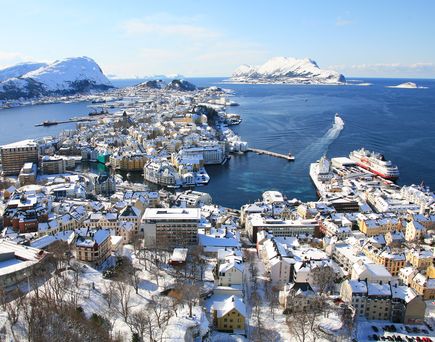 Blick auf kleine HAfenstadt in Norwegen