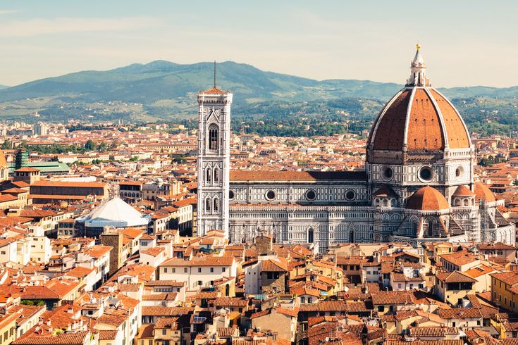 Eine Luftaufnahme von Florenz, Italien, mit dem Dom und der Stadt.