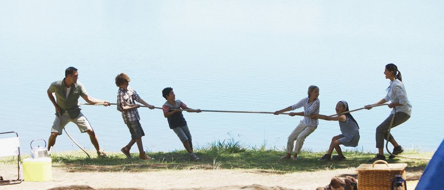 Familie Tauziehen am See