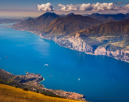 Eine Luftaufnahme des Gardasees mit Bergen.
