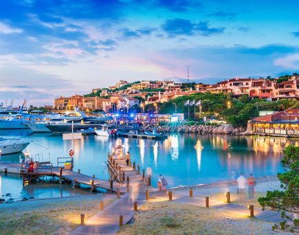 Olbia Hafen bei Abenddämmerung