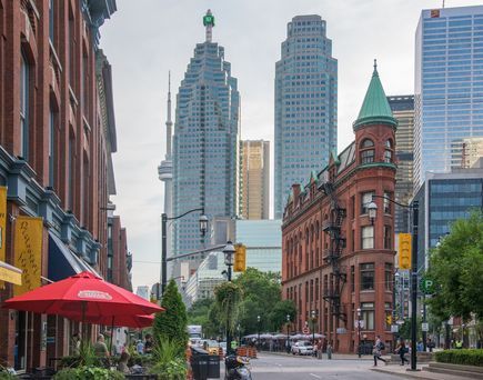 Bügeleisenförmiges Gooderham Building in Toronto im Hintergrund ist die Skyline zu sehen