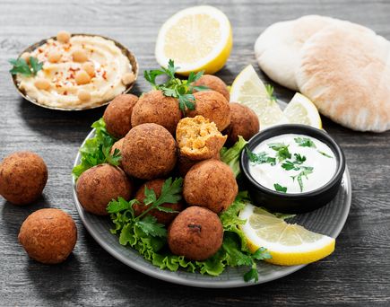 Falafel auf einem Teller mit zitrone und dip