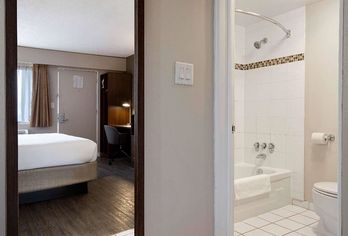 Hotel, Days Inn by Wyndham Victoria Uptown