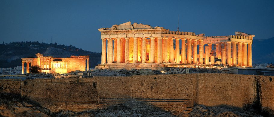 Die Akropolis in Athen, Griechenland, beleuchtet bei Sonnenuntergang.