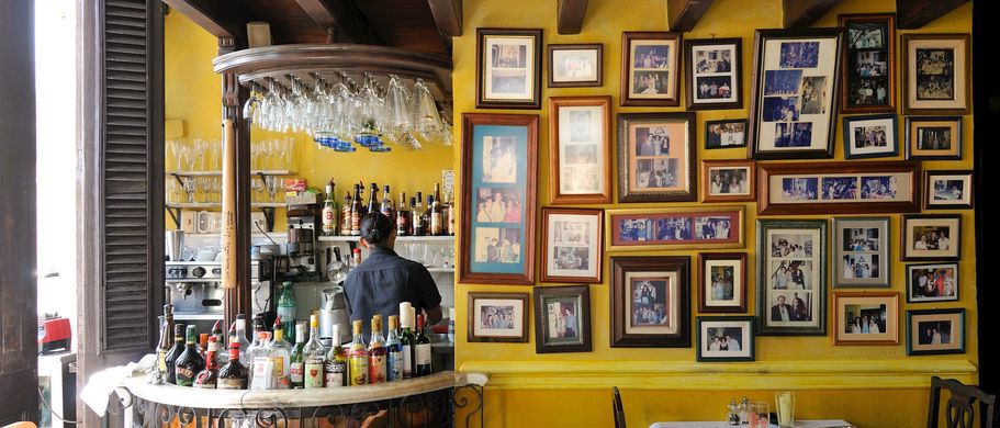 Ein Restaurant mit vielen gerahmten Fotos an der Wand.