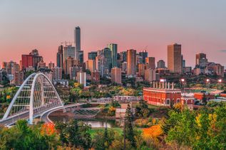 Skyline von Edmonton im Sonnenuntergang mit der Walterdale Bridge im Vordergrund