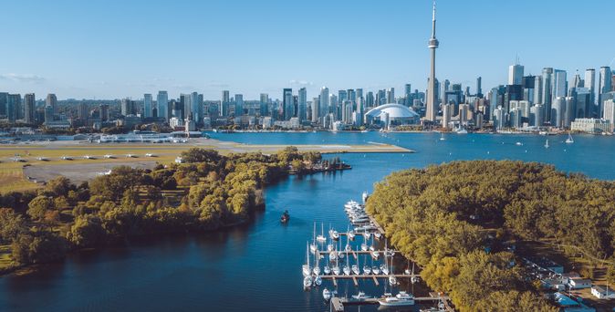Blick auf die Skyline von Toronto und den Hafen