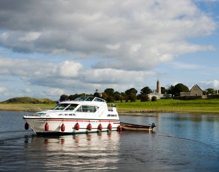 Boot fährt auf dem Wasser