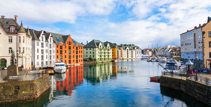 Kanal mit bunten Häusern in Alesund, Norwegen