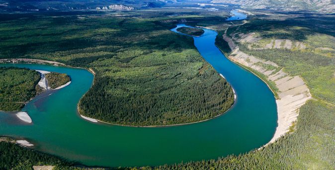 Yukon River schlängelt sich durch die Landschaft des Yukon Territorium