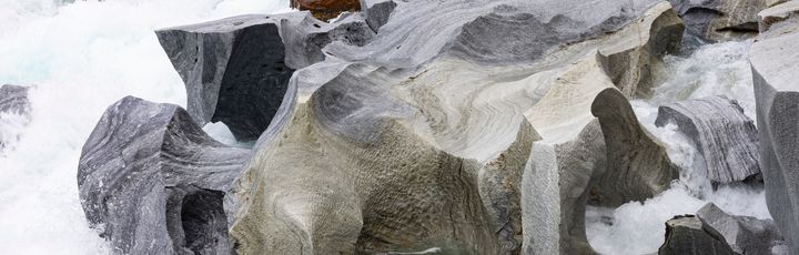 Marmorschloss (Marmorslottet) – beeindruckende und einzigartige Felsformationen am Fluss Glomåga, Mo i Rana, Kreis Nordland, Norwegen, Europa