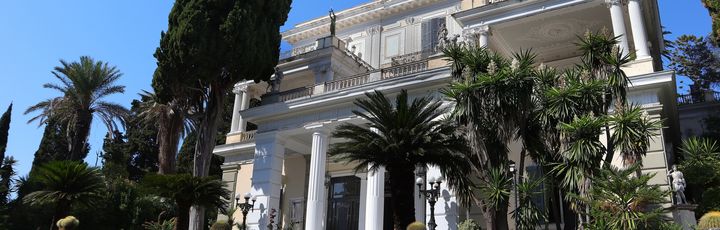 Palast Achileon in Korfu umgeben von Palmen