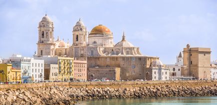 Die impulsante Kathedral, im Vordergrund das Meer. Hellblauer Himmel