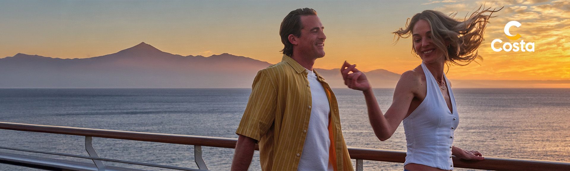 Paar im Sonnenuntergang auf einem Costa Schiff