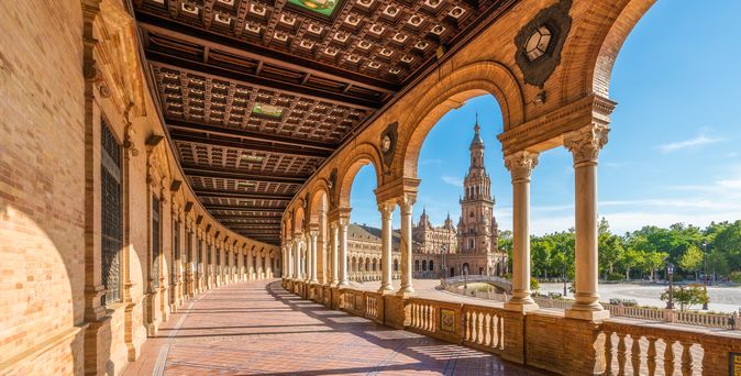 Zu sehen ist die Plaza de España in Madrid, der Königspalast ist auch ein wenig zu sehen. Strahlend blauer Himmel, keine Menschen.