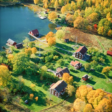 Ferienhaus Urlaub Schweden Blick von oben auf Häuser am See