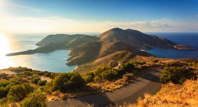 Eine Landschaft mit einer Halbinsel und dem Meer.