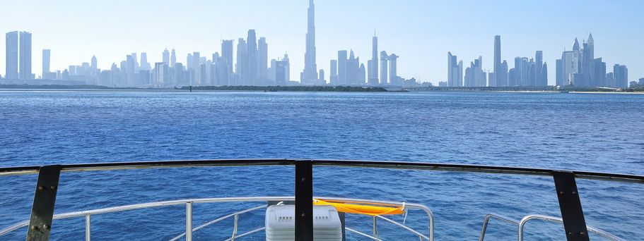 Der Bug eines Kreuzfahrtschiffes mit Blick auf die Skyline von Dubai.