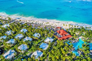 Blick aus der Vogelperspektive über die Bungalows Grand Bavaro Princess bis zum Strand