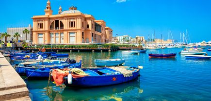 Bari am Hafen mit Fischerboot.
